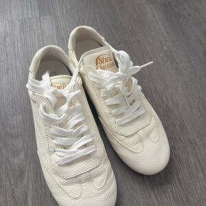 Off-White Casual Sneakers